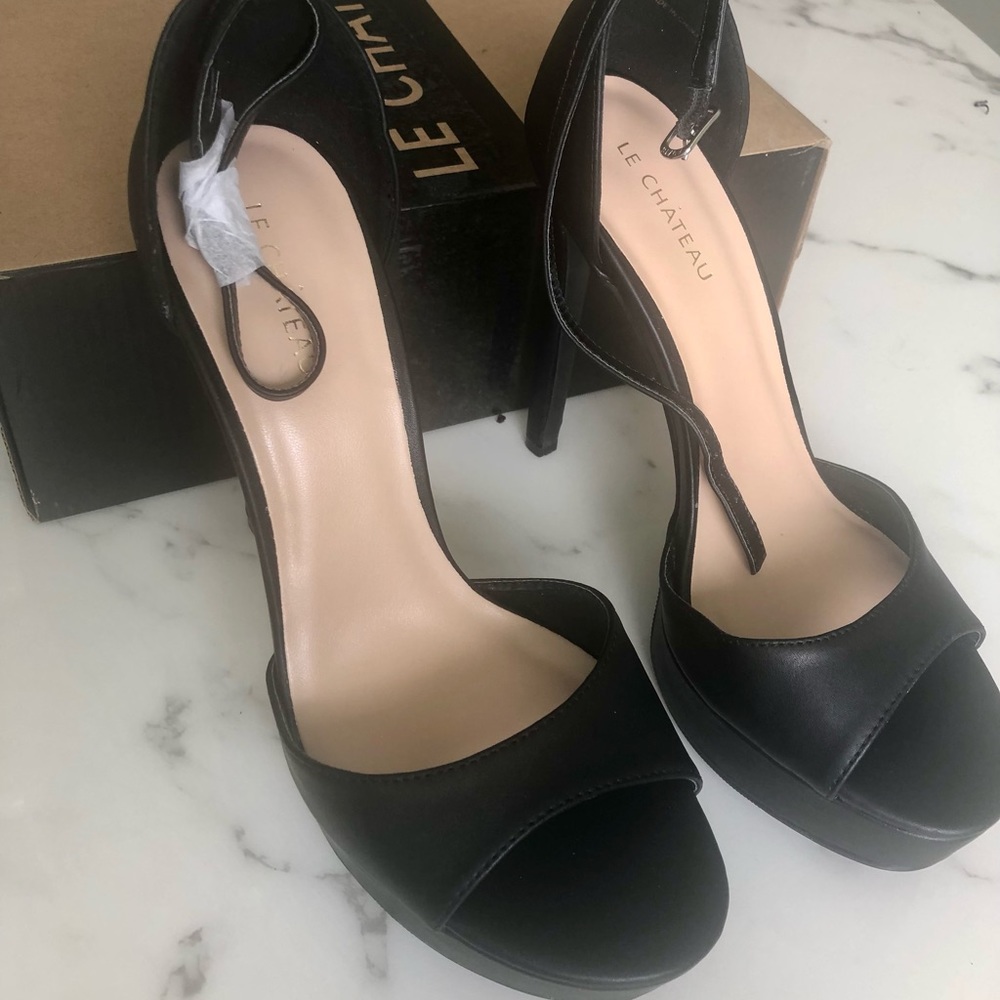 Le Chateau Open Toe Platform Sandal in Black